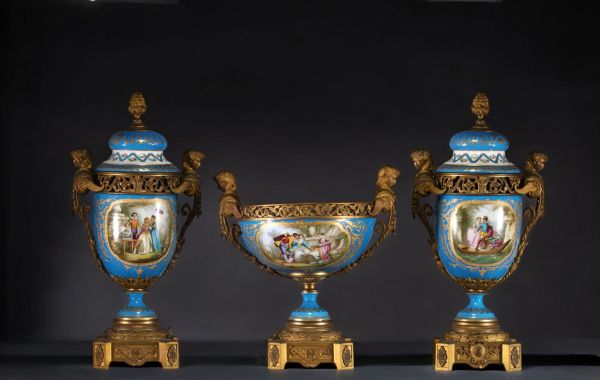 Sèvres - Spectaculaire garniture de cheminée en porcelaine à fond bleu céleste, monture en bronze doré, marque sous les couvercles.