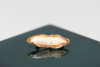 Large freshwater pearl mounted on an 18k yellow gold brooch weighing 8g.