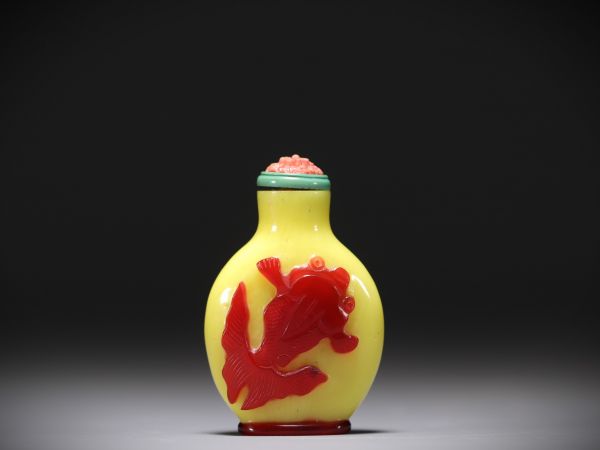 Chine - Tabatière en verre multicouche à décor de carpes et bouchon en corail sculpté - 18ème?