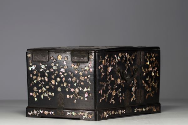 China - Hairdressing cabinet and jewellery box in ironwood and mother-of-pearl inlay, 19th century.