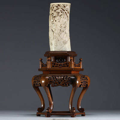 Japon - Vase en ivoire sculpté sur un socle en bois époque Meiji vers 1900.