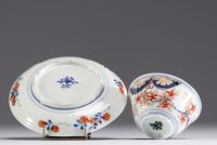 Chine - Ensemble de cinq bols et soucoupes en porcelaine polychrome, XVIIIe siècle.