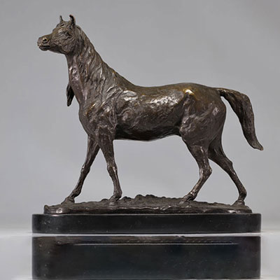 Cheval en bronze sur socle en marbre