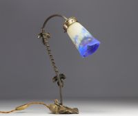 Muller tulip Art Nouveau lamp, bronze base decorated with vine leaves and a lizard.