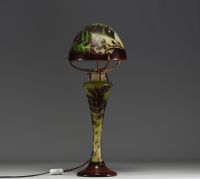 Émile GALLÉ (1846-1904) Grande lampe champignon en verre multicouche dégagé à l'acide au décor de fougères.