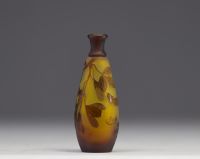 Émile GALLÉ, petit vase en verre multicouche à décor de Glycine.