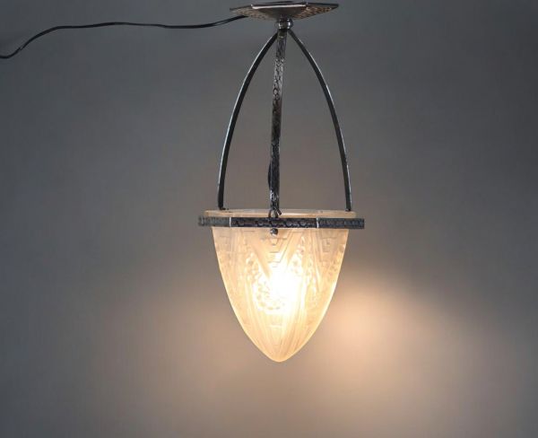 Henri MOUYNET (XIX-XX) Art Deco suspension lamp in hammered silver-plated metal and ogee-shaped globe in pressed moulded glass with stylised decoration, signed.