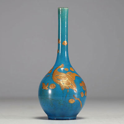 Japon - Vase soliflore en céramique vernissée à décor d'ibis or sur fond bleu, époque Meiji.