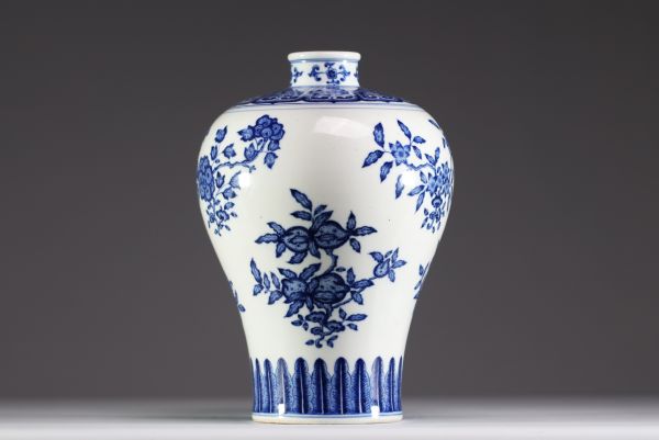 Chine - Vase porcelaine blanc bleu à décor de pêches et de fleurs, XXème.