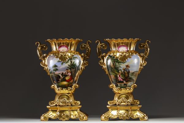 Vieux Bruxelles - Imposante paire de vases en porcelaine polychrome à décor en relief, rehaut d’or, scènes champêtres et marines, XIXème.