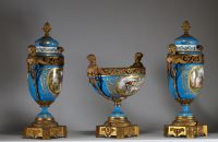 Sèvres - Spectaculaire garniture de cheminée en porcelaine à fond bleu céleste, monture en bronze doré, marque sous les couvercles.