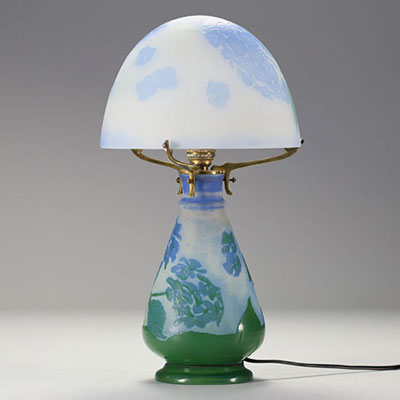 Émile GALLÉ (1846-1904) Lampe champignon en verre multicouche dégagé à l'acide à décor d'anémones, signée.