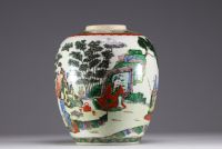 China - A green family polychrome porcelain jug with figures, double circle mark, Qing period.