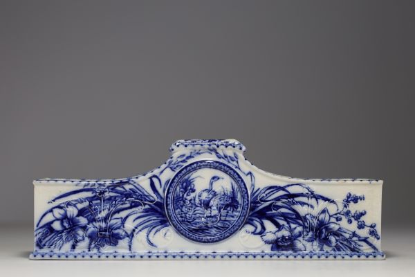 Jardinière en porcelaine blanc bleu à décor floral et oiseau en cartouche.