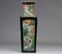 Vase en porcelaine de la Famille noire à décor de personnages du XIXe siècle 