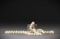 Christian DIOR - Collier de perles, fermoir doré, signé.