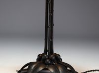 DAUM Nancy - Lampe Art Nouveau en métal forgé à décor végétal globe en verre coloré translucide, signée.