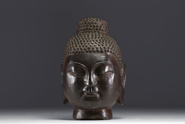 Asie - Tête de Bouddha en pierre sculptée.