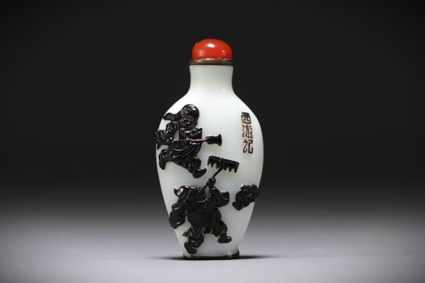 Chine - Tabatière en verre multicouche bicolore blanc/noir à décor d'enfants, signée.