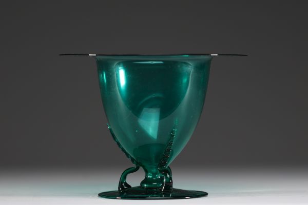 Murano - Vittorio ZECCHIN (1878-1947) Cappellin Venini & C - Coupe en verre soufflé teinté vert à anses en applique sur piédouche, vers 1930.