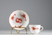 Meissen - Ensemble de 12 tasses et sous tasses en porcelaine polychrome à décor de dragons, marque aux épées sous les pièces.