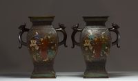 Japon - Paire de vases balustre en bronze patiné et émaux cloisonnés à décor de personnages, époque Meiji, marque en creux sous les pièces.