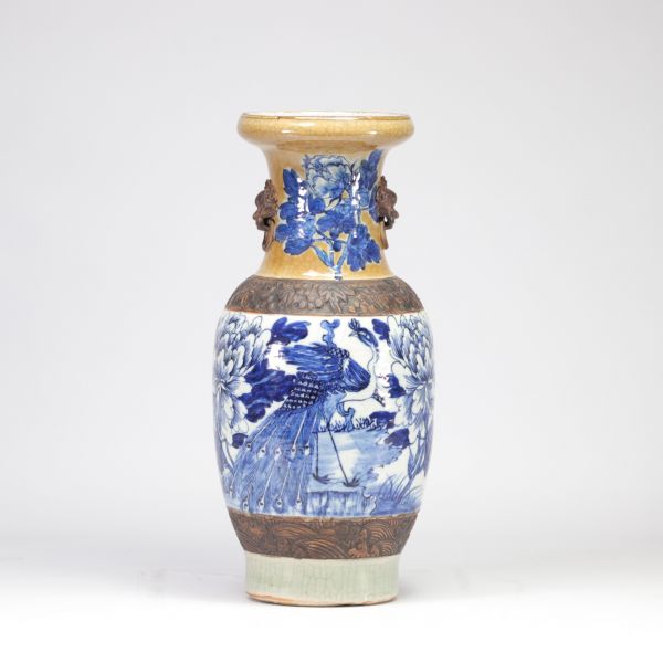 China - A nanking blue and white porcelain vase decorated with peacocks and flower design