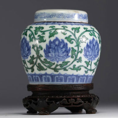 Chine - Pot couver en porcelaine à décor floral d'époque XVIIIème.