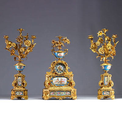 Imposante garniture de cheminée en porcelaine de Sèvres et bronze doré.