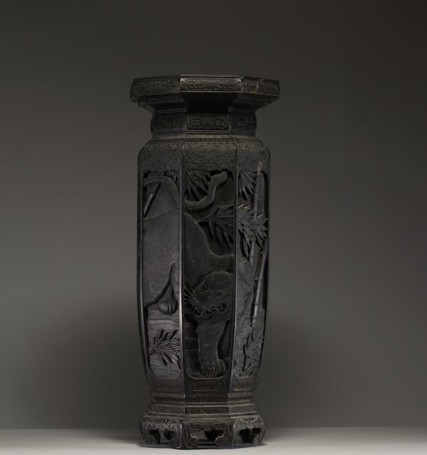 Japon - Imposant vase en ardoise sculptée au riche décor d'un tigre en forêt de bambou. période Meiji