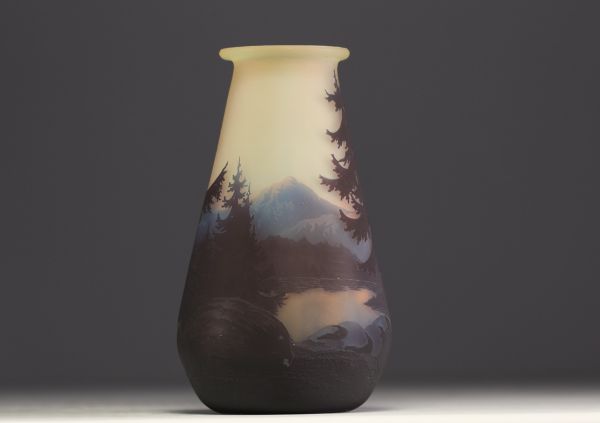 MULLER Frères Lunéville - Vase en verre multicouche dégagé à l'acide à décor Vosgien, signé.