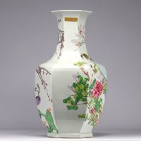 Imposant vase en porcelaine qianjiang cai  à décor de paons, de fleurs et d'oiseaux du XIXe siècle