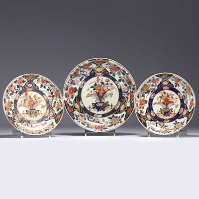 Chine - Ensemble de trois assiettes en porcelaine polychrome à décor Imari.