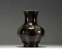 Chine - Vase à glaçure noire et flamée, marque sous pièce.