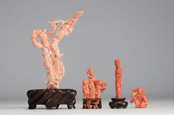 Chine - Ensemble de quatre sculptures en corail ornées de personnages, travail réalisé au début du XXe siècle.