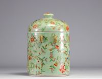 Covered pot in Famille Rose porcelain on a green background decorated with birds and flowers