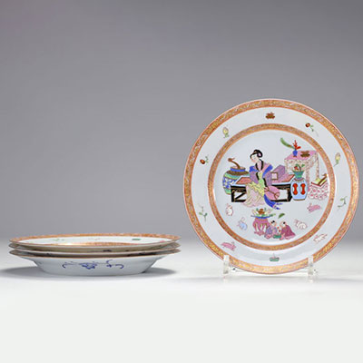 (4) HEREND quatre assiettes en porcelaine à décor asiatique du style famille rose C.A 1856