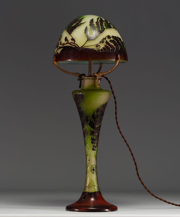 Émile GALLÉ (1846-1904) Large mushroom lamp in acid-etched multi-layered glass decorated with ferns.