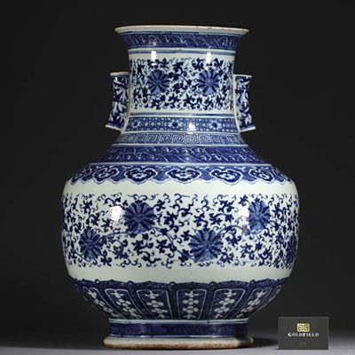 Chine - Grand vase de forme Hu en porcelaine blanc bleu à décor floral, anses en forme de bambou, époque XIXe siècle