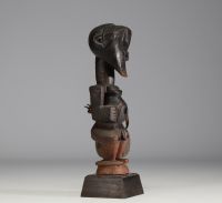 Afrique RDC - Statue fétiche Songye en bois sculpté, début XXe siècle.