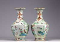 Chine - Rare grande paire de vases porcelaine famille rose à décor d'oiseaux et de fleurs, XIXe siècle. 