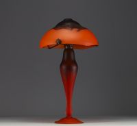 Charles SCHNEIDER (1881-1953) Lampe champignon en verre marbré rouge orangé, signée sur le pied.