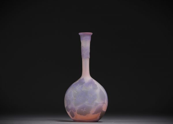 Établissements Émile GALLÉ (1846-1904) Vase soliflore en verre multicouche dégagé à l'acide à décor d'hortensias, signé