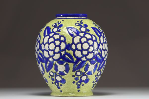 Charles CATTEAU (1880-1966) Boch Keramis - Vase en céramique émaillée à décor floral D1121, forme 721, cachet sous la pièce.