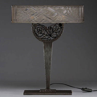 Marius SABINO (1878-1961) Art Deco pressed moulded glass table lamp with stylised decoration, hammered metal base, signed Sabino Paris N°4650.