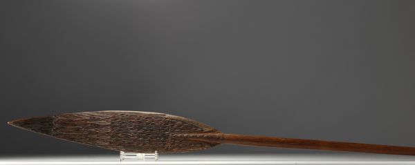 Nouvelle - Guinée, Sepik, Pagaie de cérémonie en bois sculpté trace de polychromie.