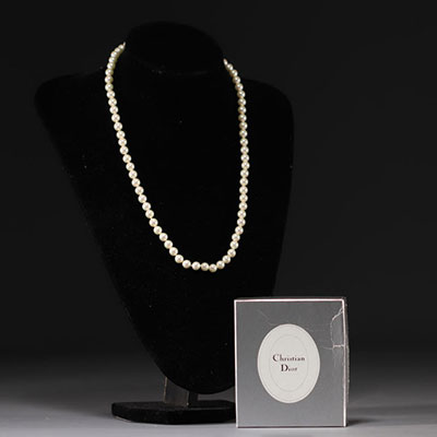 Christian DIOR - Collier de perles, fermoir doré, signé.