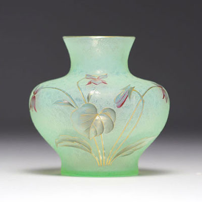 MULLER CROISMARE - Acid-etched frosted glass vase decorated with violets on a green water background.