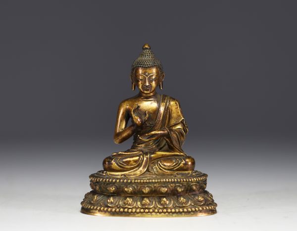 Chine - Statuette de Bouddha Sino-Tibétaine en bronze doré, XVII-XVIIIe siècle.