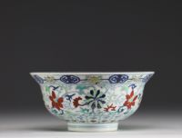 Chine - Bol en porcelaine Doucai à décor de fleurs, marque Yongzheng sous la pièce.